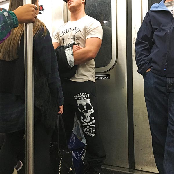 Типичный любитель методики кросс-фит - фото из метро в Нью-Йорке